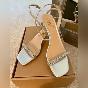 Brand New Badgley Mischka Jewel Silver kitten heel sandals size 8